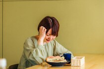 「過食症」とは？治療法・薬・何科を受診するべきかについても解説！【医師監修】