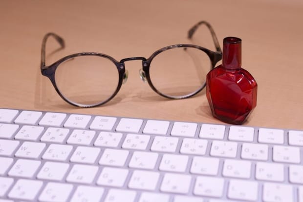 メガネと目薬とパソコン