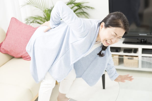 年末の大掃除で急増する「ぎっくり腰」の症状4選! 起こりやすいシチュエーションとは?
