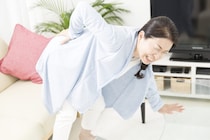 年末の大掃除で急増する「ぎっくり腰」の症状4選! 起こりやすいシチュエーションとは?