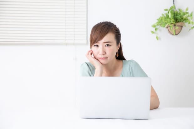 パソコンを使う女性