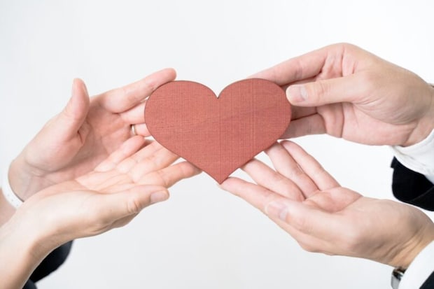ハートを持つ男女の手元