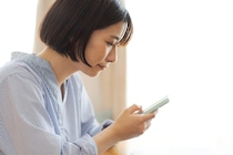 首こり・肩こりが治らない…それ、“スマホ首”が原因かも？ 脊椎外科医が正しい対策を解説