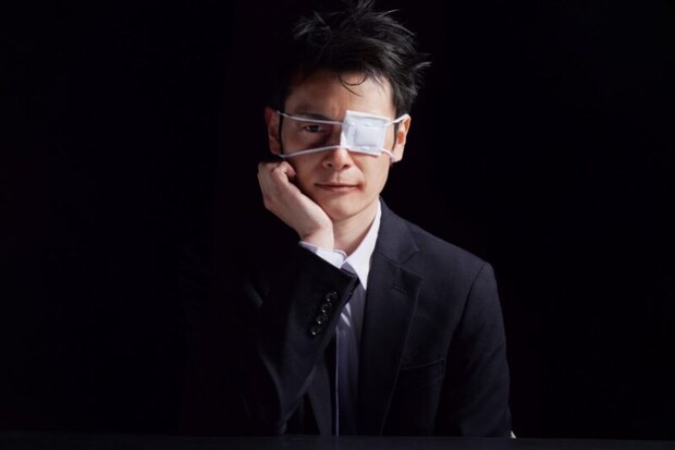 眼帯をする男性