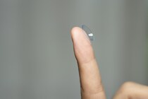 「コンタクトレンズで目がゴロつく…」汚れ・傷・乾燥、場合によっては病気が原因かも？