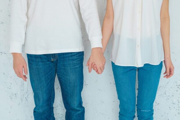 手を繋ぐカップル