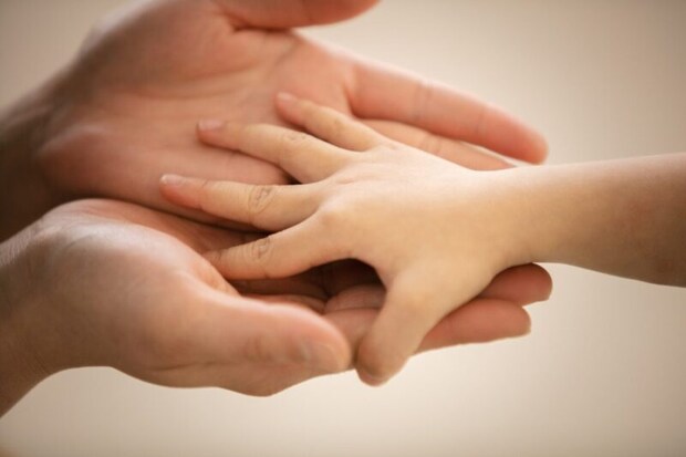 手をつなぐ親子