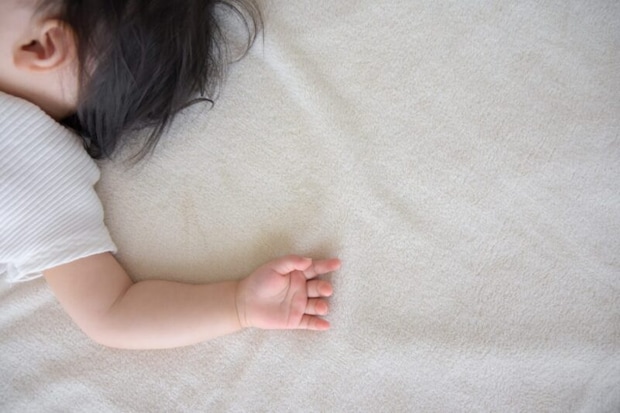 眠っているこどもの手