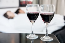 「寝酒が睡眠の質を下げる理由」をご存じですか？ どのように飲酒すれば睡眠に影響が出ないのか