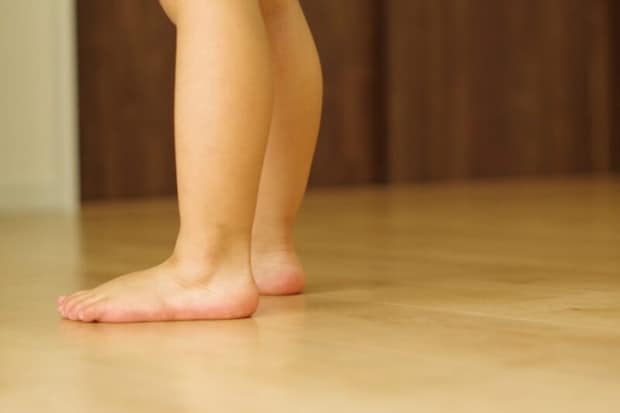 フローリングと子どもの足