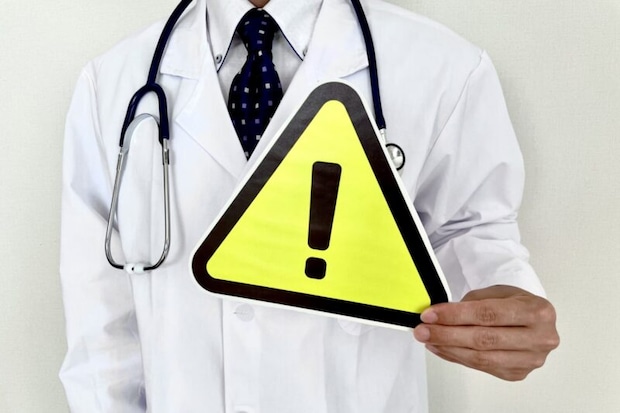 注意を知らせる男性医療従事者