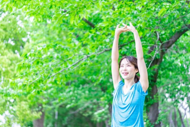 ストレッチをする女性