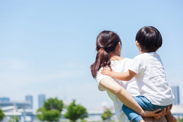 子どもをおんぶする母親