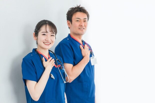 青いユニフォームを着た医療従事者の男女
