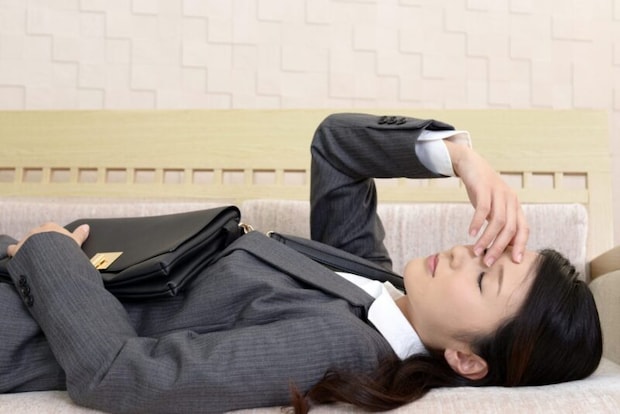 怠そうに横になる女性