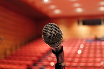 【闘病】難病でステージに立てなくなり「座って」カムバックした癒しのシンガー《多発性硬化症》