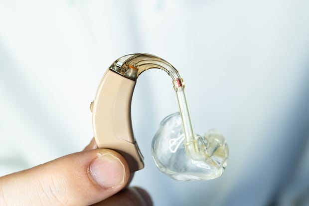 難聴による認知症を防ぐ！ 補聴器の役割と選び方