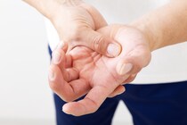 「交通事故後のめまいや手足のしびれ」の原因・対処法を解説