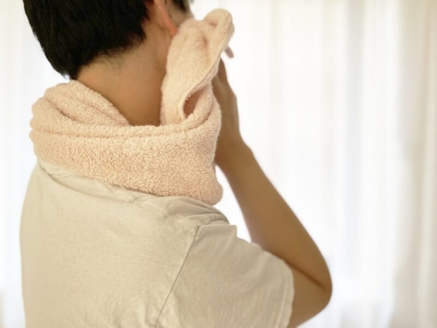 首筋を拭く男性