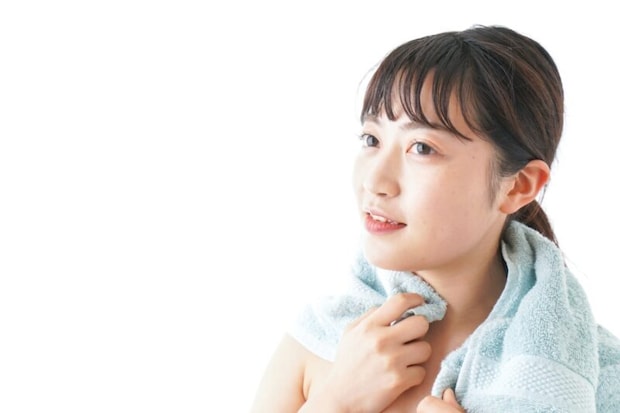 タオルを使う若い女性