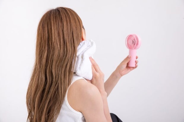 汗を拭う女性