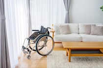 認知症の自宅介護はいつまで続く？負担を軽減する方法、限界時の対処法も解説