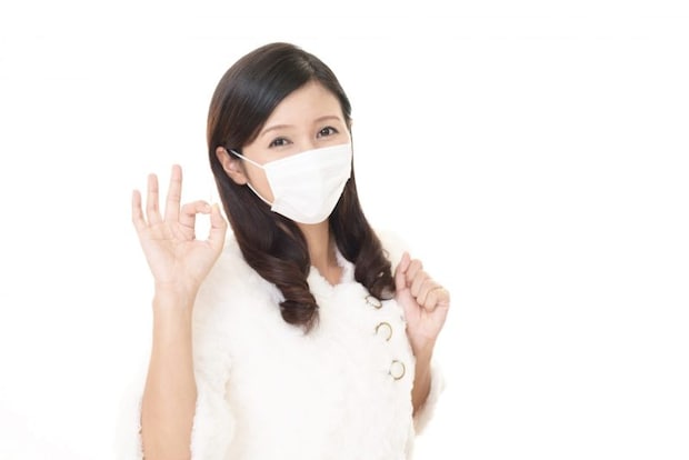 オッケーサインを出す女性