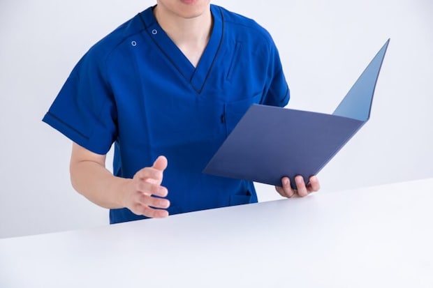 説明する医師の手元Doctor