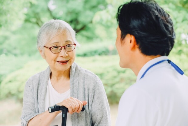 要介護認定は何歳から?認定の条件や例外、介護保険で受けられるサービスを解説