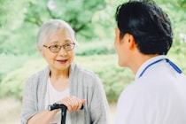 要介護認定は何歳から？認定の条件や例外、介護保険で受けられるサービスを解説