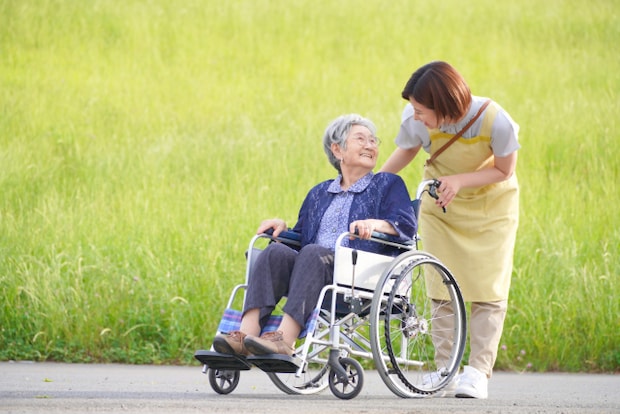要支援と要介護の違い|認定基準や利用可能サービスの違い、認定の流れを解説