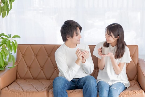 飲み物を手に見つめ合うカップル