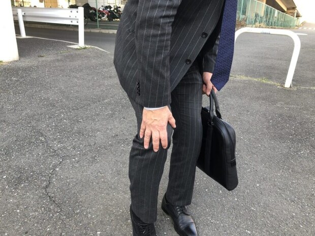 膝を押さえる男性