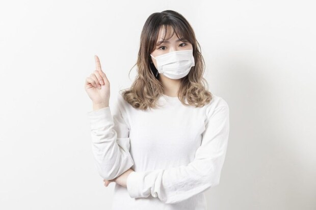 マスクをした若い女性