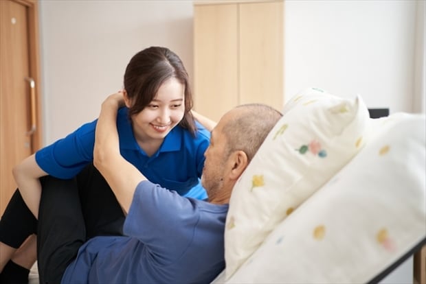 移乗介助の負担を軽減するボディメカニクスの8原則