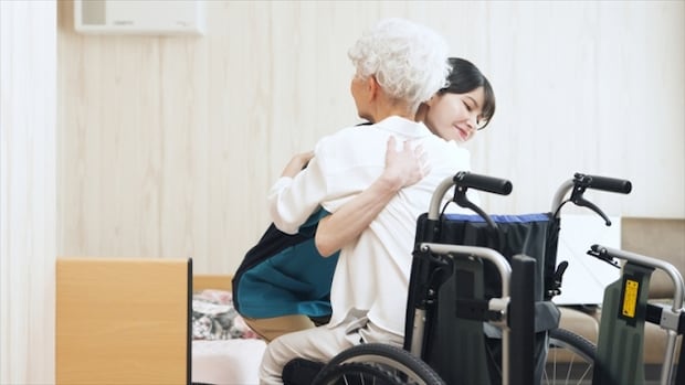 移乗介助とは？負担を軽減するコツや便利アイテム、注意点も解説します