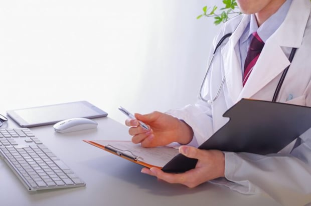 診察をする男性医師