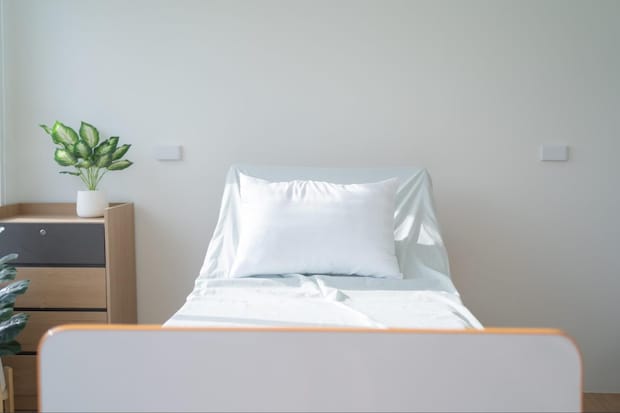 認知症で寝たきりになる？寝たきりが症状に与える影響、ケアの注意点や利用できる介護サービスを解説