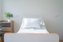 認知症で寝たきりになる？寝たきりが症状に与える影響、ケアの注意点や利用できる介護サービスを解説