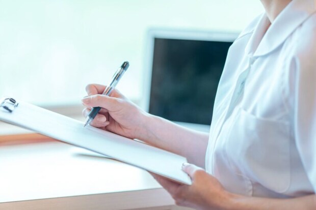 記録をとる看護師