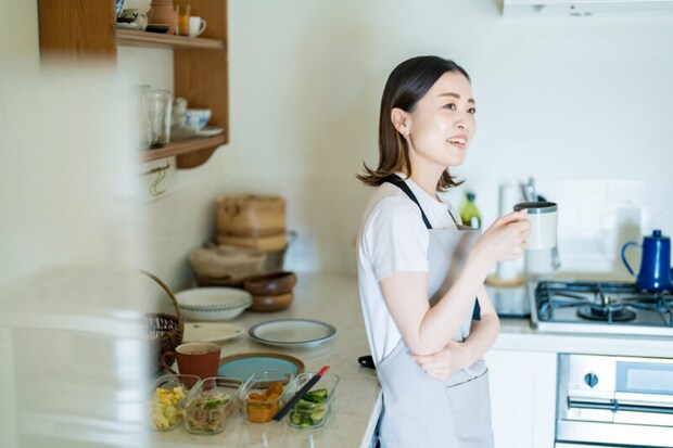 キッチンでくつろぐ女性