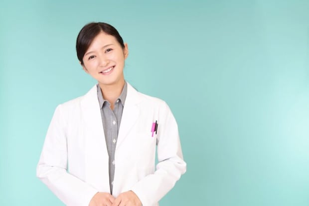 笑顔の女医