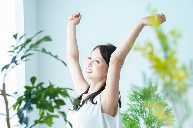 背伸びをする女性