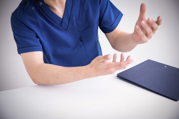 説明する医師の手元