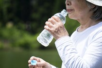 高齢者が1日にとるべき水分摂取量とは？ おすすめの摂取方法を介護福祉士に聞く