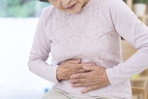 高齢者は便秘になりやすい！ 原因と対策、問題点を介護福祉士に聞く