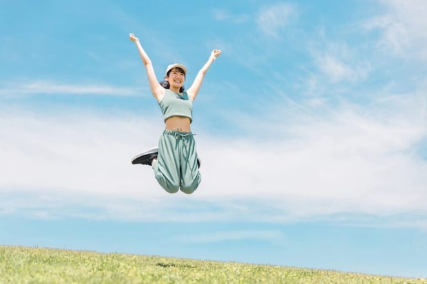 ジャンプする女性