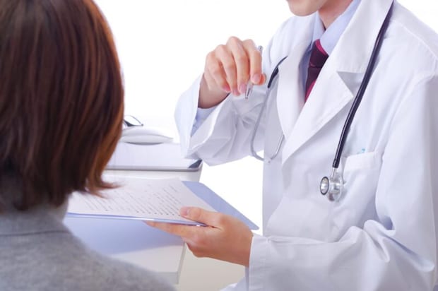 説明をする医者