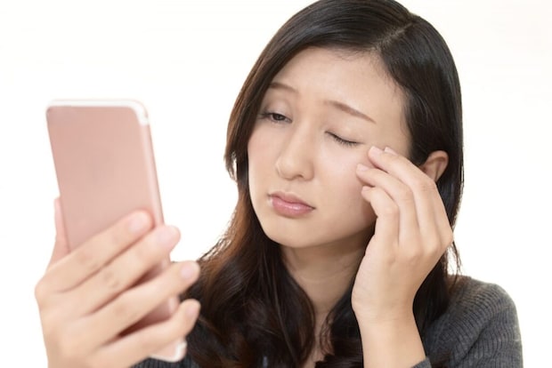 携帯を持つ女性