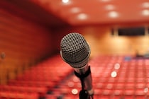 【闘病】難病でステージに立てなくなり「座って」カムバックした癒しのシンガー《多発性硬化症》